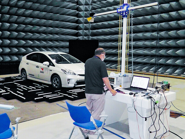 Electric field evaluation for automobiles (Semi-anechoic chamber)